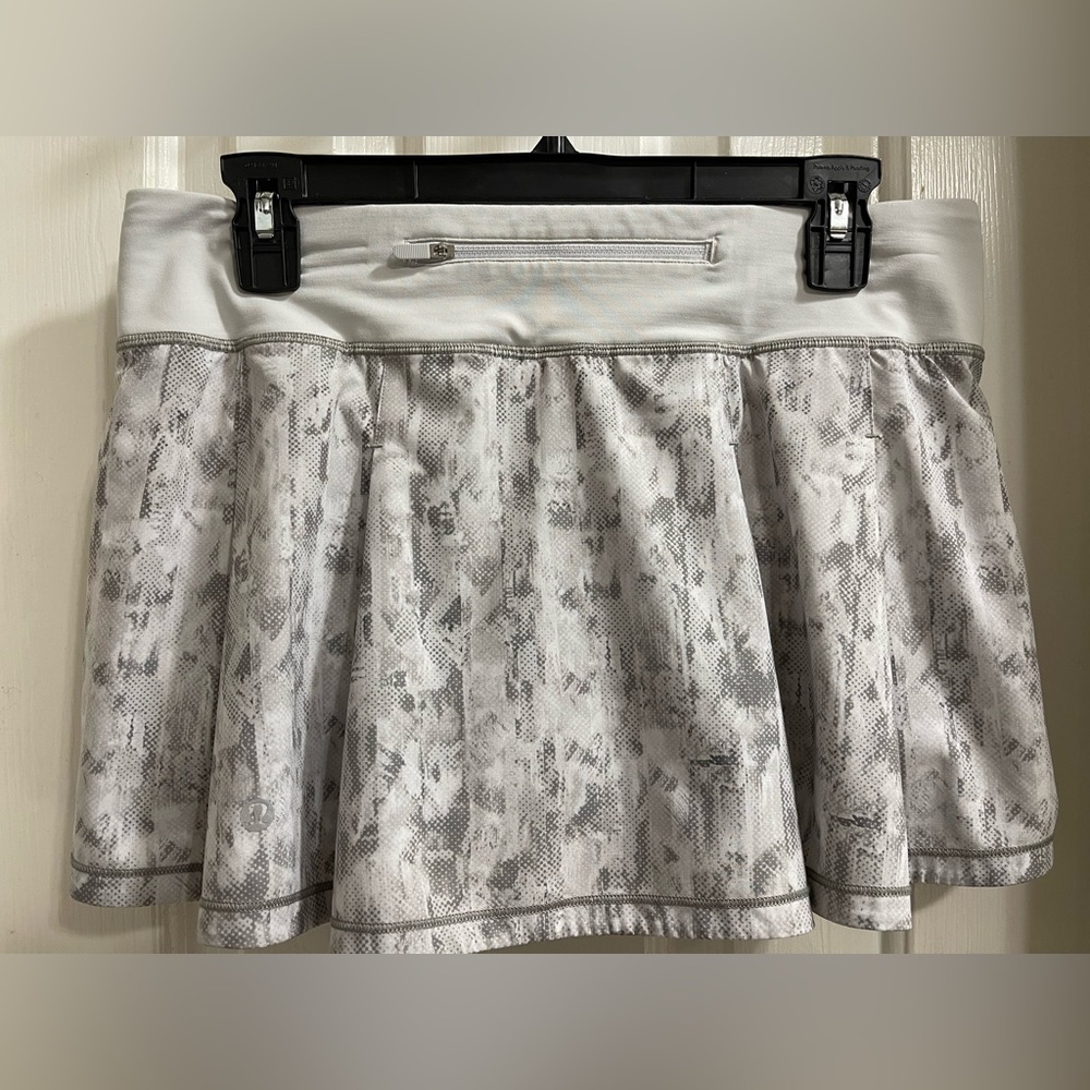 Lululemon size 8 white and gray skort